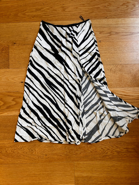 Chic Animal Print Midi Skirt with Front Slit - EU 38